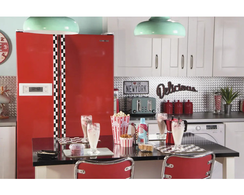 Küche im Retro-Stil mit rotem Kühlschrank, Esstisch und Dekorationen