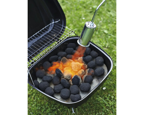 Grillanzünder wird auf Holzkohlebriketts in einem Grill verwendet