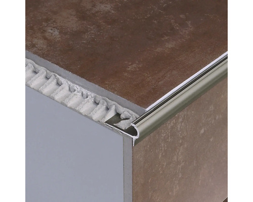 Fliesenprofil aus Aluminium an einer Fliesenkante