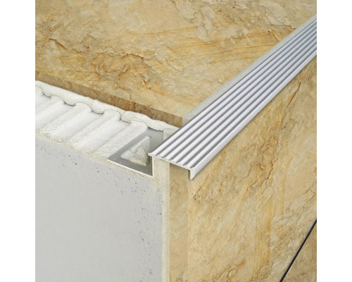 Treppenkantenprofil aus Metall auf Fliesen