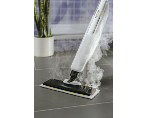 Dampfreiniger im Einsatz auf Fliesen