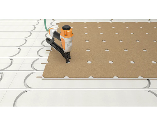 Darstellung einer Unterkonstruktion für eine Fußbodenheizung mit einer darauf montierten Holzfaserplatte und einem Druckluftnagler.