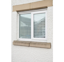 Weißes Fenster mit quadratischer Folie im Wohnhaus