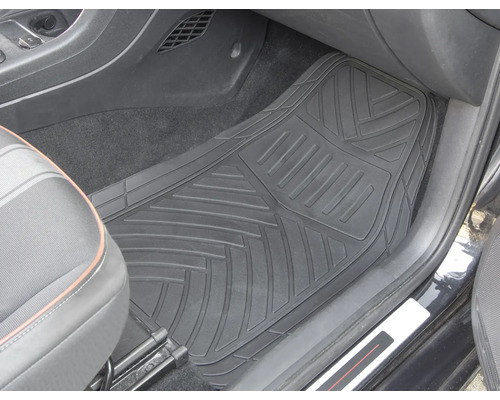 Schwarze Gummifußmatte im Fußraum eines Autos.