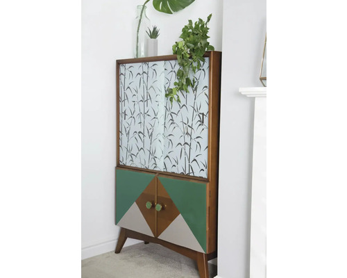 Dekorativer Schrank mit Bambusmuster und farbigen geometrischen Formen