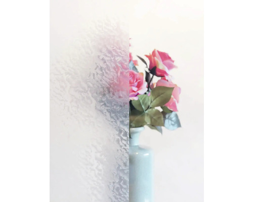 Dekorfolie mit Ornamentstruktur neben einer Vase mit Blumen