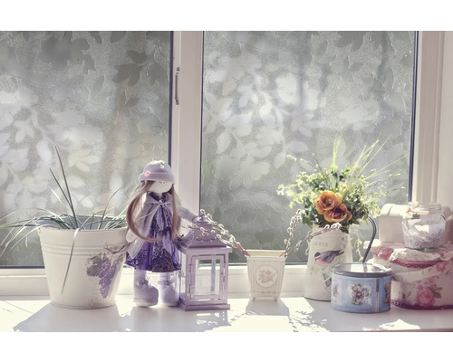 Dekorative Szene auf einer Fensterbank mit Puppe, Laterne und Blumen in Vasen