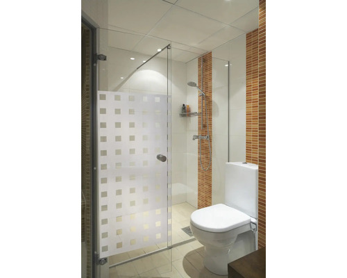 Badezimmer mit Dusche, Toilette und Fliesen