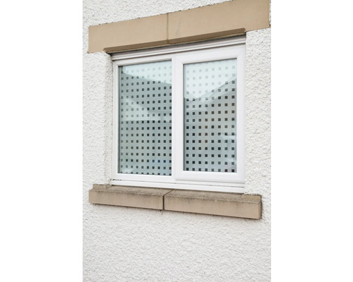 Fenster mit Punktmusterfolie auf einer strukturierten Wand