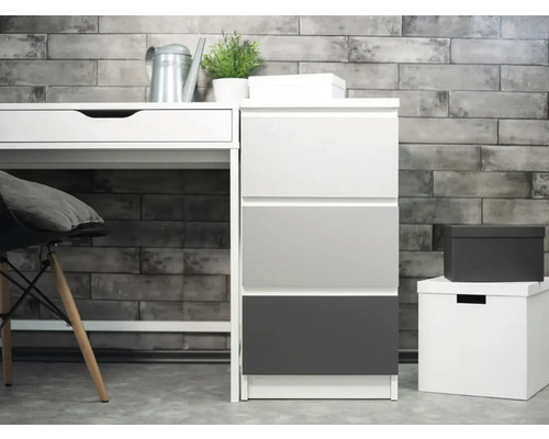 Schreibtisch mit Schubladenelement in einem Zimmer