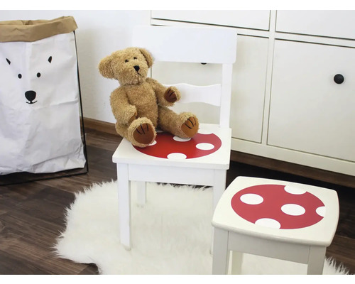 Kinderzimmerdekoration mit Stuhl, Hocker, Teddybär und Spielzeugsack
