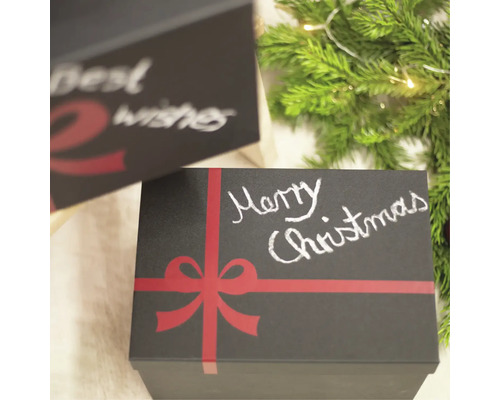 Dekorative Geschenkboxen mit Schleifenband und weihnachtlichen Botschaften