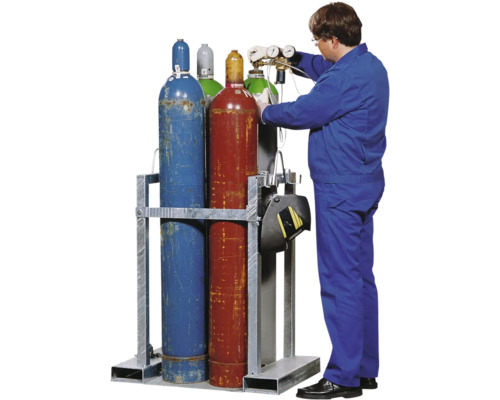 Mann bedient Gasflaschenwagen mit mehreren Gasflaschen und Manometern