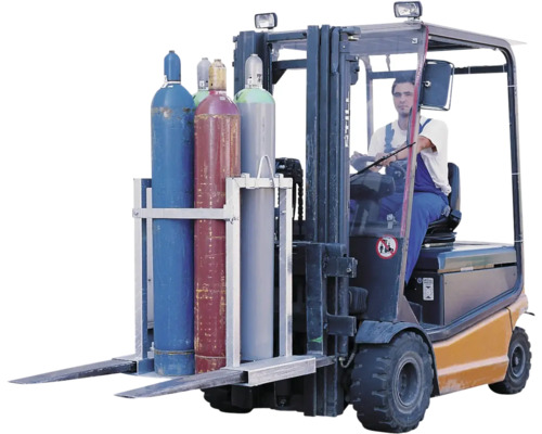 Gabelstapler transportiert Gasflaschen mit Schutzgitter