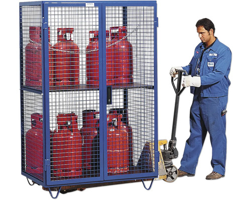 Gasflaschenschrank mit Gasflaschen und einer Person mit einem Hubwagen