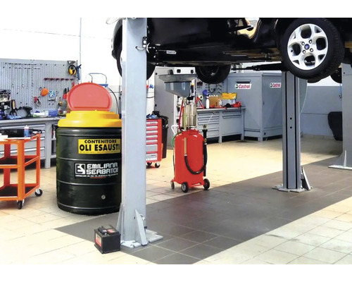 Werkstatt mit Hebebühne, Altölbehälter und Werkzeug