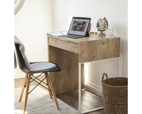 Helles Arbeitszimmer mit Schreibtisch, Stuhl, Tablet und Dekoration für eine organisierte Arbeitsumgebung