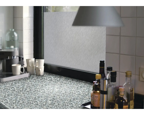 Küchenszene mit Milchglasfolie am Fenster, Kaffeemaschine und Küchenutensilien