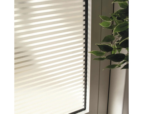 Fenster mit Sichtschutzfolie in Streifenoptik