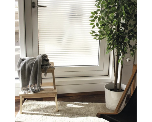 Dekorfolie mit Streifenmuster auf einem Fenster, um die Privatsphäre zu schützen.
