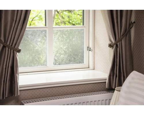 Fenster mit Gardinen und Milchglasfolie für mehr Privatsphäre