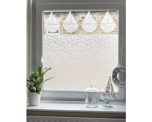 Fenster mit Sichtschutzfolie und Dekoration auf dem Fensterbrett