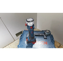Bosch Logo. Akku-Baustrahler auf Werkzeugkoffer mit Messband vor Gipskartonwand