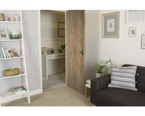 Zimmertür mit Holzoptik in einem hellen Wohnraum.