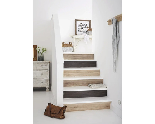 Treppenhaus mit Treppenstufen in Holzoptik, Kommode, Tasche und Dekoration