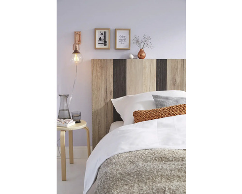 Schlafzimmer mit Bett, Kopfende in Holzoptik, Nachttisch und Dekoration