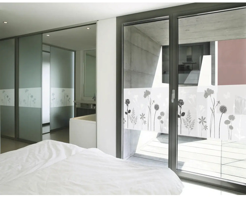 Schlafzimmer mit Fensterfolie mit Blumenmuster für Sichtschutz und Dekoration