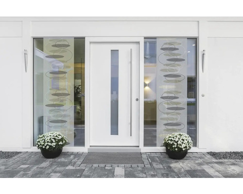 Weiße Haustür mit Glaselement und seitlichen Fenstern mit Dekorfolie