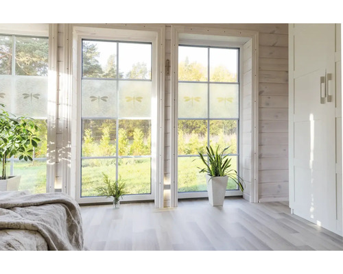 Helles Zimmer mit Fensterfolie mit Libellenmuster für Fensterdekoration.