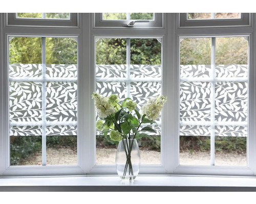 Dekorfolie mit Blätterdesign am Fenster mit Blumenvase