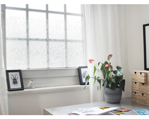 Szene mit Fensterfolie im Blattdesign, Anthurie und Schreibtisch.