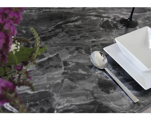 Esstisch mit Geschirr und Blume auf Marmorplatte