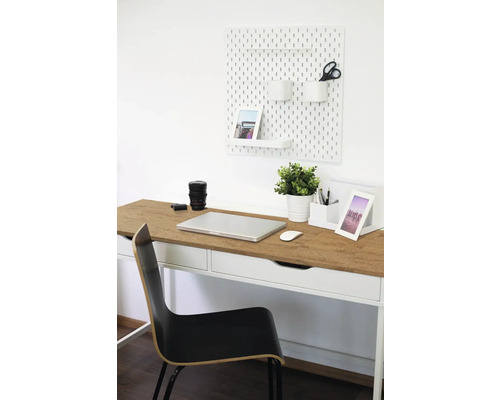 Arbeitsplatz mit Schreibtisch, Stuhl, Lochplatte und Büromaterialien für eine organisierte Arbeitsumgebung.