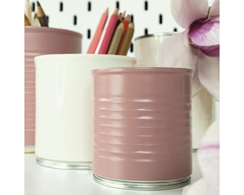 Dekorative Stifthalter aus Metall in verschiedenen Farben.