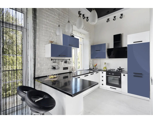 Moderne Küche mit Kücheninsel, weißen und blauen Schränken und schwarzen Arbeitsplatten.
