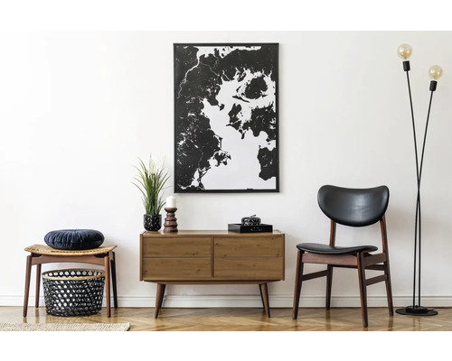 Wohnzimmer mit Kommode, Stuhl, Stehlampe und Dekoration