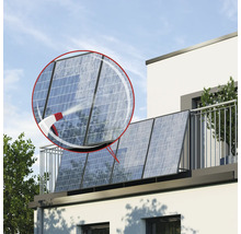 Reinigung von Solarpanelen auf einem Balkon mit Sprühflasche