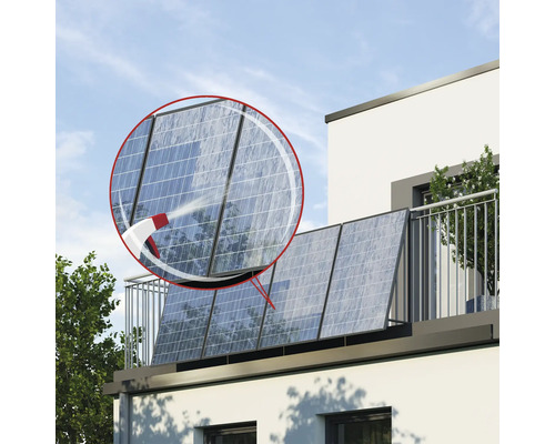 Reinigung von Solarpanelen auf einem Balkon mit Sprühflasche