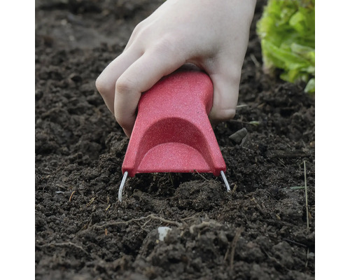 Gartengerät zum Setzen von Pflanzen in Erde.
