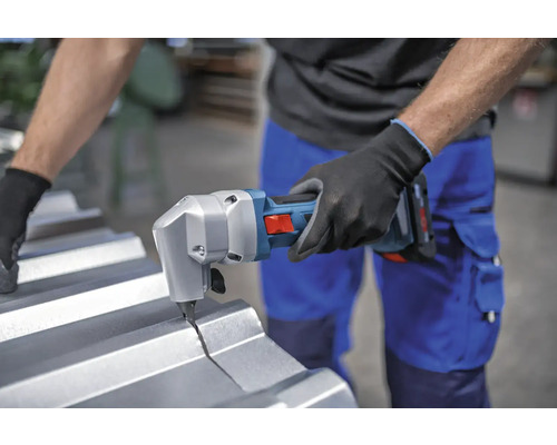 Eine Person schneidet mit einer Akku-Blechschere ein Blech