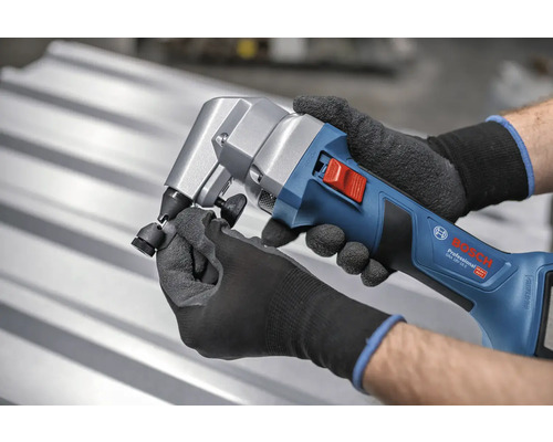 Bosch Akku-Nibbler im Einsatz auf einem Blechdach