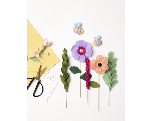 Dekorative Filzblumen und Filzbienen mit Schere und gelbem Filz