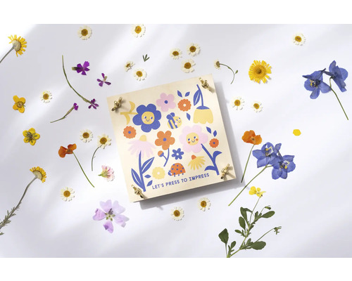 Blumenpresse mit Blumenmuster und getrockneten Blumen