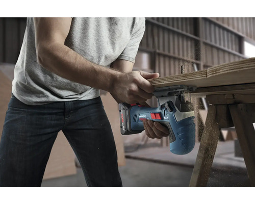Handwerker sägt Holz mit einer Akku-Stichsäge von Bosch