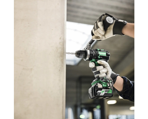 Bohren mit Akku-Bohrschrauber von HiKOKI in eine Betonsäule