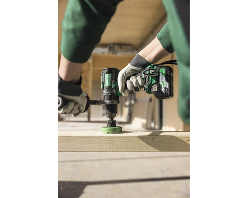 Person bohrt Loch mit Akku-Bohrschrauber in Holz